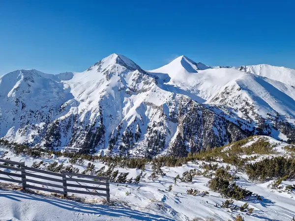 Pirin dağları karla kaplı. Bulgari 'deki Bansko kayak merkezinde kış manzarası