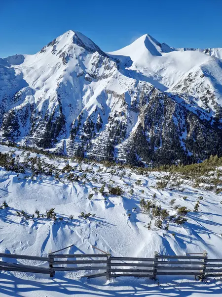 Pirin dağları üzerindeki hava manzarası karla kaplı. Bulgari 'deki Bansko kayak merkezinde kış sahnesi