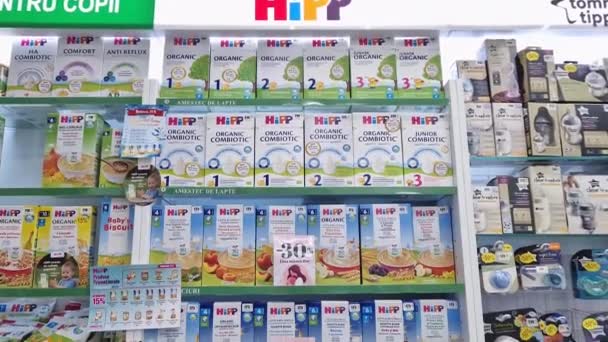 Ungheni Moldova 2024年3月 药店在货架上储存了婴儿食品 喂养配件和玩具 婴儿保健产品和药品 — 图库视频影像
