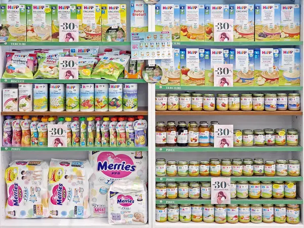 UNGHENI, MOLDOVA - 05 Mart 2024 Eczane bebek maması stokladı. Bebek için sağlık ürünleri ve ilaçlar