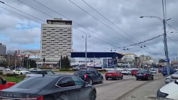 Chisinau Moldova Mars 2024 Stadstrafik Rusningstid Morgonen Rondellen Med Utsikt — Stockvideo
