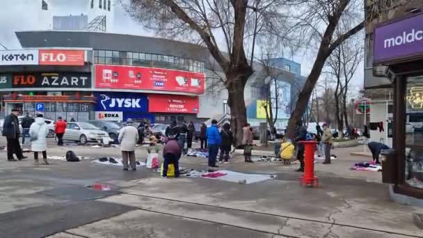Chisinau Moldova Marzo 2024 Los Pobres Pensionistas Necesitados Obligados Por — Vídeo de stock