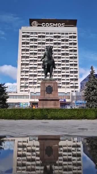 Chisinau Moldova Maart 2024 Monument Voor Grigorij Kotovski Een Rode — Stockvideo