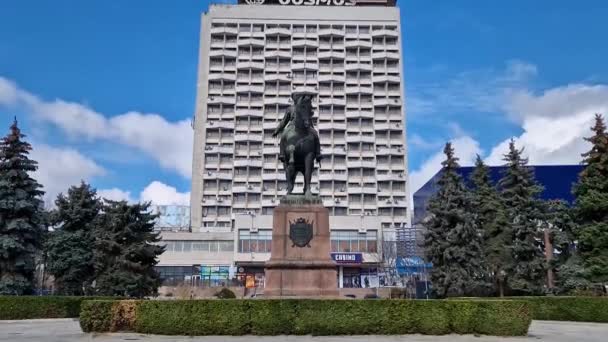 Chisinau Moldova Maart 2024 Monument Voor Grigorij Kotovski Een Rode — Stockvideo