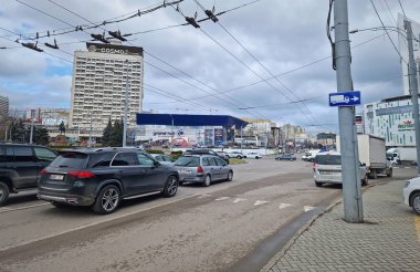 CHISINAU, MOLDOVA - 20 Mart 2024 Sabah trafiği yoğun saatlerde eski Cosmos Otel binası manzaralı kavşakta