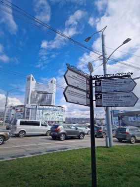 CHISINAU, MOLDOVA - 20 Mart 2024 Sabah trafiği yoğunluk saatinde kavşakta Atrium alışveriş merkezi manzaralı ve seyahat yerleri tabelaları