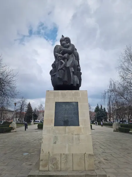CHISINAU, MOLDOVA - 20 Mart 2024 Demiryolu İstasyonu inşaatının yanındaki komünist rejimin kurbanlarının anısına dikildi