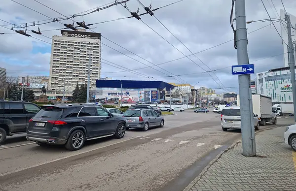 CHISINAU, MOLDOVA - 20 Mart 2024 Sabah trafiği yoğun saatlerde eski Cosmos Otel binası manzaralı kavşakta