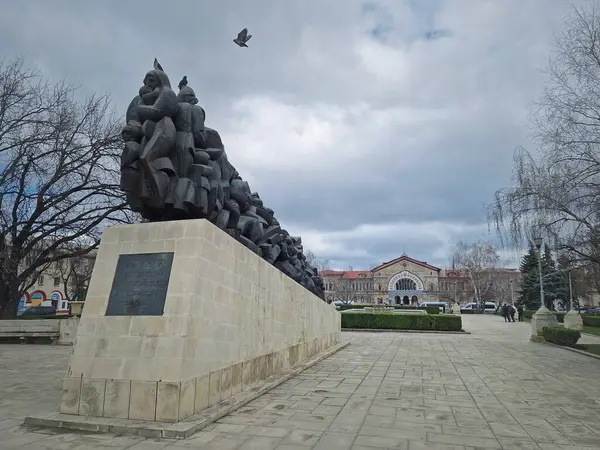 CHISINAU, MOLDOVA - 20 Mart 2024 Demiryolu İstasyonu inşaatının yanındaki komünist rejimin kurbanlarının anısına dikildi