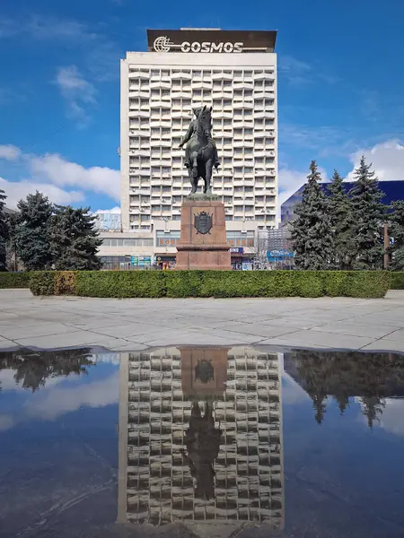 CHISINAU, MOLDOVA - 20 Mart 2024 Grigory Kotovsky Anıtı Kızıl Ordu Bolşevik komutanı eski Sovyet Cosmos Otel binasının önünde ata binen