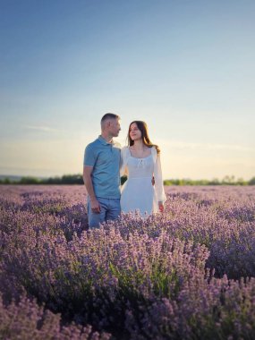 Genç bir çift lavanta tarlasında buluşuyor. Resimli yaz manzarası. Aşk ve aşk evliliği kavramsal portre