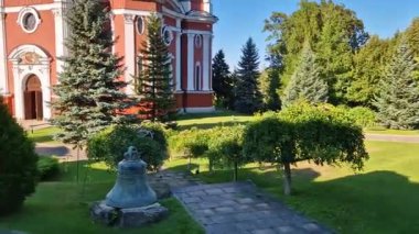 Curchi Manastırı açık hava manzarası. Orhei, Moldova 'da bulunan Doğu Avrupa kültürü için geleneksel Hıristiyan Ortodoks tarzı kilise. Bazilikanın etrafında ağaçlar ve büyük çanları olan güzel bir bahçe.