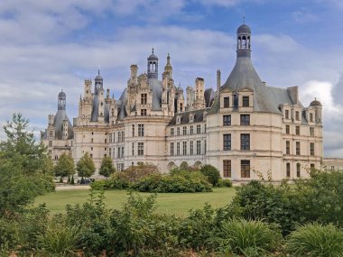 Chambord Şatosu yeşil bahçeli görkemli bir ortaçağ kalesi. Fransa 'nın Loire bölgesinde güzel bir saray.