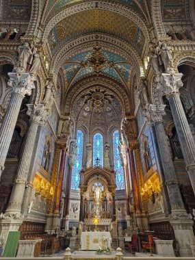 Lyon, Fransa 'da ünlü Notre Dame de Fourviere. Katolik bazilikasının kapalı mimari görüşü