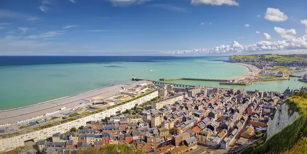 Le treport Sahili Panorama, Normandiya, Fransa. Deniz manzarası seyahat arkaplanı, hava panoramik görünümü