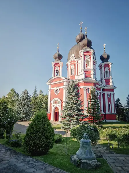 Curchi Manastırı açık hava manzarası. Orhei, Moldova 'da bulunan Doğu Avrupa kültürü için geleneksel Hıristiyan Ortodoks tarzı kilise. Bazilikanın etrafında ağaçlar ve büyük çanları olan güzel bir bahçe.