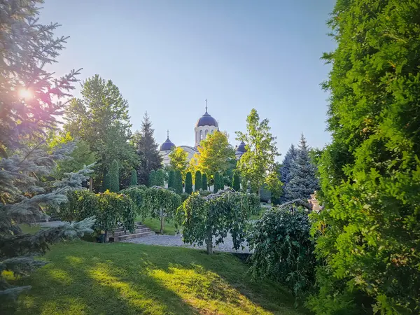 Curchi Manastırı açık hava manzarası. Orhei, Moldova 'da bulunan Doğu Avrupa kültürü için geleneksel Hıristiyan Ortodoks tarzı kilise. Bazilika etrafında yeşil ağaçlar olan güzel bir bahçe.