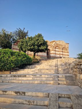 Bulgaristan 'ın UNESCO dünya mirası ve antik Mesembria' nın eski Nessebar kasabası yakınlarındaki antik tiyatronun yakınlarındaki Ortaçağ St John Aliturgetos Kilisesi