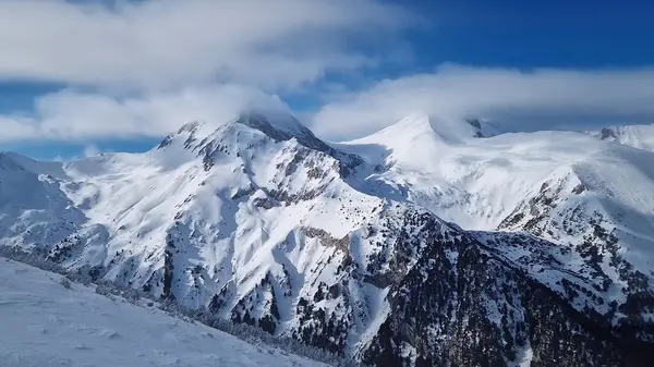 Güzel Pirin dağları karla kaplı. Bulgaristan 'daki Bansko kayak merkezinde kış manzarası