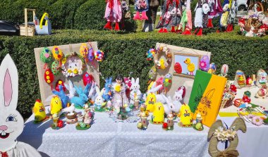 UNGHENI, MOLDOVA - 13 Nisan 2025, el yapımı Paskalya sanatları, dekore edilmiş yumurtalar, doldurulmuş tavşanlar ve bahar tatillerinde yaratıcılığı ve şenlik ruhunu ön plana çıkaran paskalya süsleri