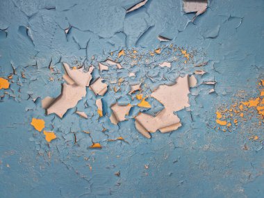 Kapalı beton duvar, altında sarı diş minesi lekeleri var. Pürüzlü arka plan yaşlanma, yıpranma ve zamanla bozulma