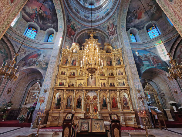 Монастырь Каприана находится в помещении, откуда открывается вид на традиционную православную церковь, расположенную в Молдове. Сцена богослужения с монахом, молящимся у алтаря под большой позолоченной люстрой