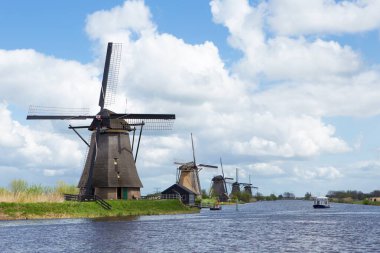 Kanalın etrafındaki yel değirmenleri.