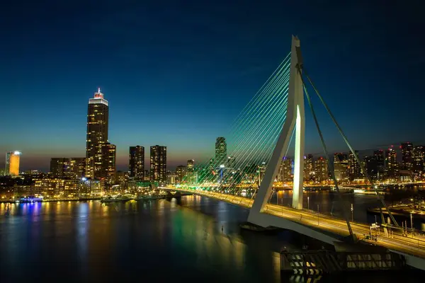 Rotterdam 'daki Erasmus Köprüsü Krallar Günü' nde yeşil yandı.