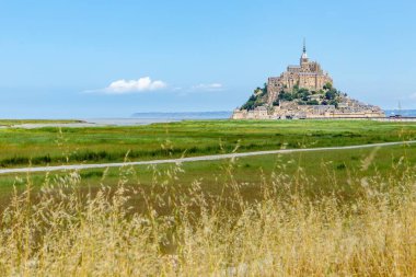 Fransa, Mont Saint Michel gelgit adasının büyüleyici görüntüsü