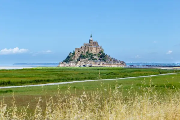 Fransa, Mont Saint Michel gelgit adasının büyüleyici görüntüsü