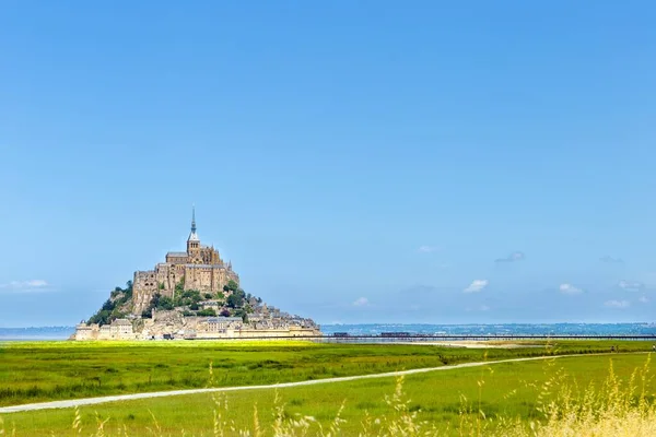 Fransa, Mont Saint Michel gelgit adasının büyüleyici görüntüsü
