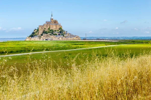 Fransa, Mont Saint Michel gelgit adasının büyüleyici görüntüsü