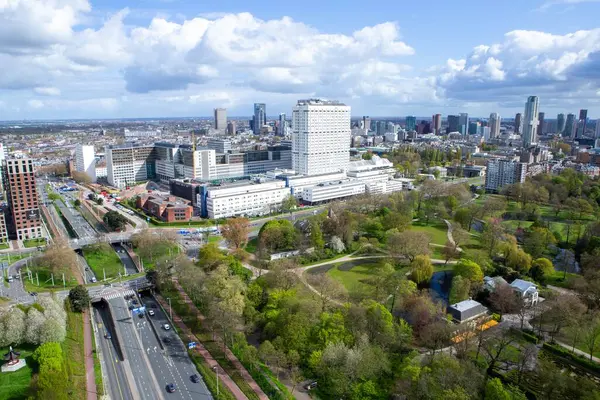 Rotterdam, Hollanda - 24 Nisan 2023: 2023 Rotterdam 'ın panoramik görüntüsü. Rotterdam 'ın tarihi, Rotte nehrine bir baraj inşa edildiği 1270 yılına dayanıyor..