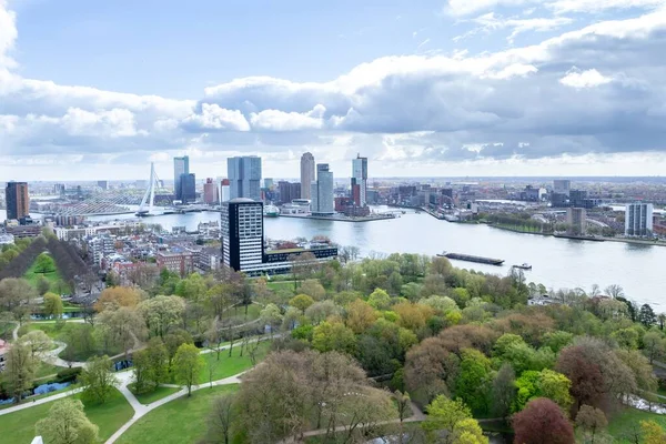 Rotterdam, Hollanda - 24 Nisan 2023: 2023 Rotterdam 'ın panoramik görüntüsü. Rotterdam 'ın tarihi, Rotte nehrine bir baraj inşa edildiği 1270 yılına dayanıyor..