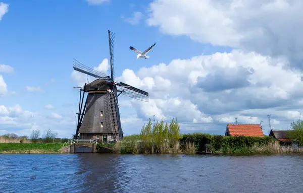 Kinderdijk 'teki eski yel değirmeni. Kinderdike 'nin kanalları, değirmenleri ve pompalama istasyonları 700 yıldan daha eskiye dayanıyor..