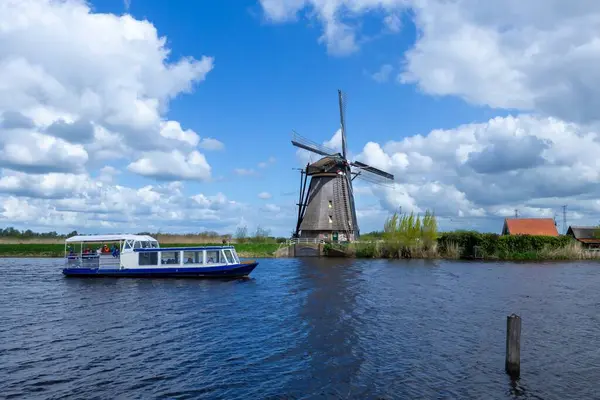 Kinderdijk 'teki eski yel değirmeni. Kinderdike 'nin kanalları, değirmenleri ve pompalama istasyonları 700 yıldan daha eskiye dayanıyor..