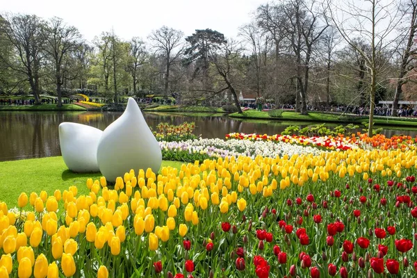 Amsterdam, Hollanda: Keukenhof parkına heykel bırakıyor. Keukenhof, yılın sadece sekiz haftası açık olmasına rağmen yılda 800 binden fazla ziyaretçiyi ağırlıyor..