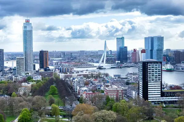 Rotterdam, Hollanda - 24 Nisan 2023: 2023 Rotterdam 'ın panoramik görüntüsü. Rotterdam 'ın tarihi, Rotte nehrine bir baraj inşa edildiği 1270 yılına dayanıyor..