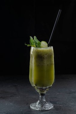 Yaz restoranının kokteyl menüsü için salatalıklı ıspanaklı, elmalı ve elmalı buzlu yeşil meyve suyu.