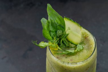 Yaz restoranının kokteyl menüsü için salatalıklı ıspanaklı, elmalı ve elmalı buzlu yeşil meyve suyu.