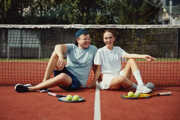 Cheerful Couple Sitting Tennis Court Floor Rackets Ball Friends Smiling — Stock Photo, Image