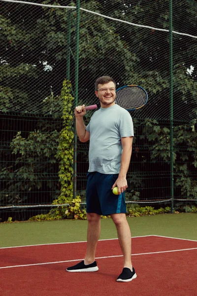 Веселый Молодой Человек Спортивной Форме Ракеткой Стоящей Теннисном Корте Теннисист — стоковое фото