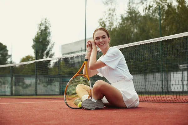 Junge Tennisspielerin Sportlicher Weißer Kleidung Sitzt Sommer Tagsüber Auf Dem — Stockfoto