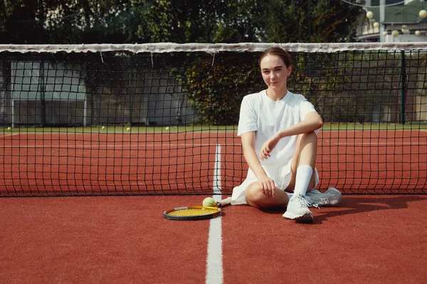 Girl Athlete White Shirt Dress Racket Tennis Court Sitting Tennis — Stock Photo, Image