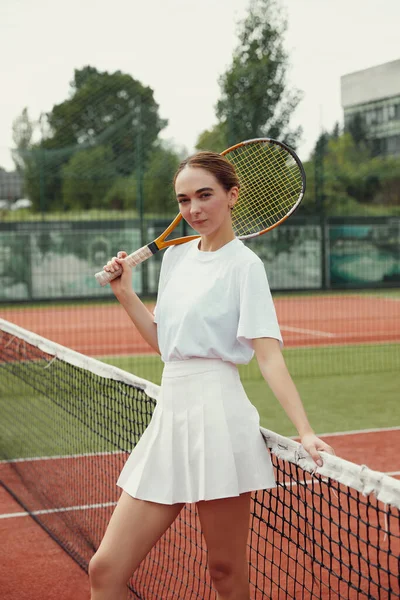 Вертикальный Образ Молодой Кавказской Профессиональной Теннисистки Возле Теннисной Сетки Белой — стоковое фото