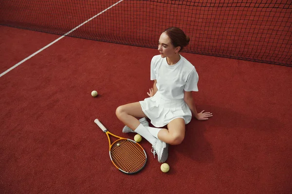 Портрет Молодой Женщины Белом Сидящей Полу Оборудованием Рядом Открытом Теннисном — стоковое фото