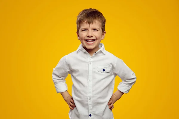 Szczęśliwy Chłopiec Białej Koszuli Uśmiechnięty Aparatu Trzymający Ręce Pasie Żółtym — Zdjęcie stockowe