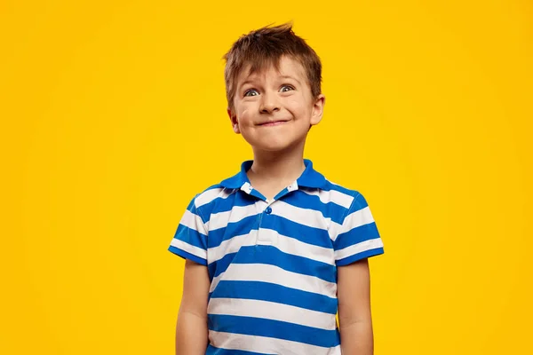 Здивований Хлопчик Блакитному Смугастому Поло Робить Смішну Похмурість Ізольовану Жовтому — стокове фото