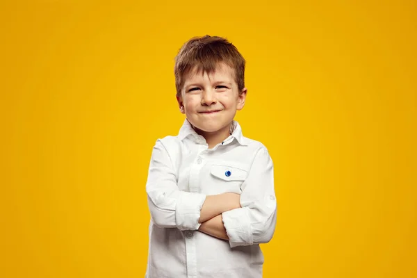 Чарівний Маленький Хлопчик Білій Сорочці Посміхається Камери Тримаючи Руки Схрещеними — стокове фото