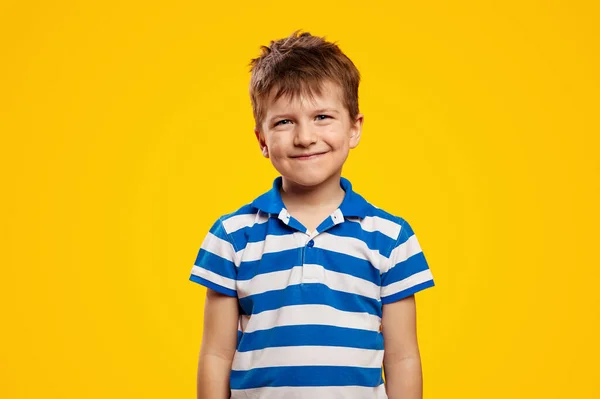 Malý Kluk Stylové Pruhované Košili Stojí Dívá Kameru Žlutém Pozadí — Stock fotografie